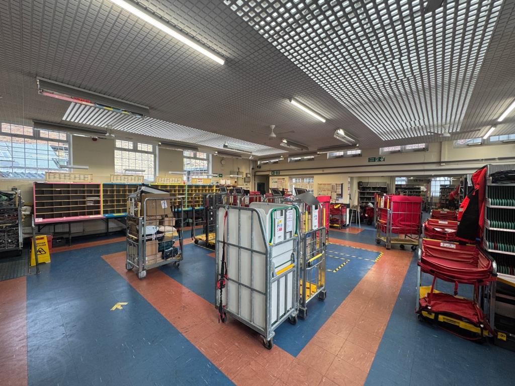 Lot: 44381 - TO BE OFFERED IN OUR DECEMBER AUCTION UNLESS SOLD PRIOR FREEHOLD PREMISES IN CENTRAL LOCATION WITH PARKING - Main sorting office